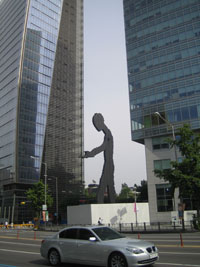 hammering_man_03